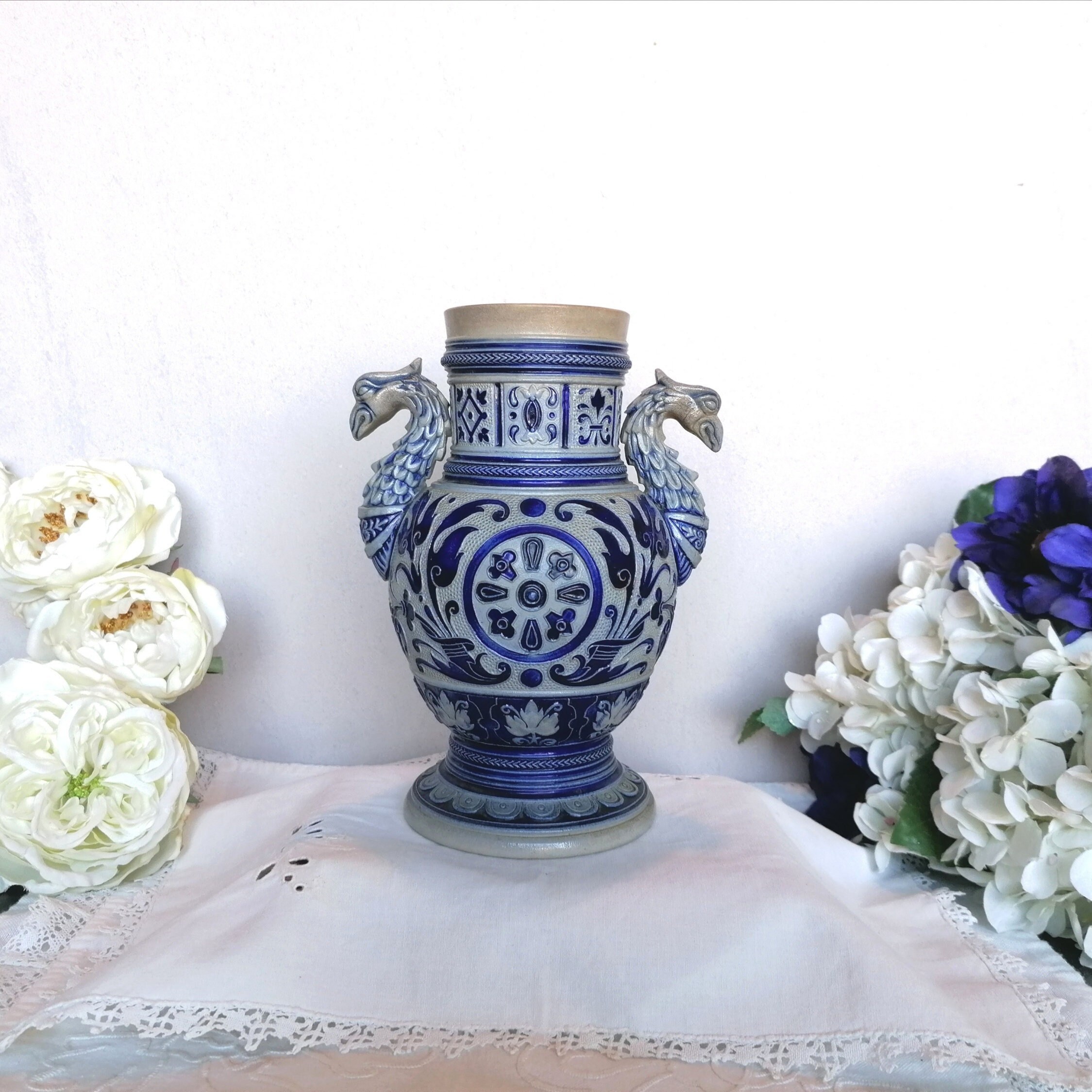 Ancien Vase en Grès Allemand. Potiche Vintage, Signée et Numérotée. Décor Géométrique Orné de Têtes 