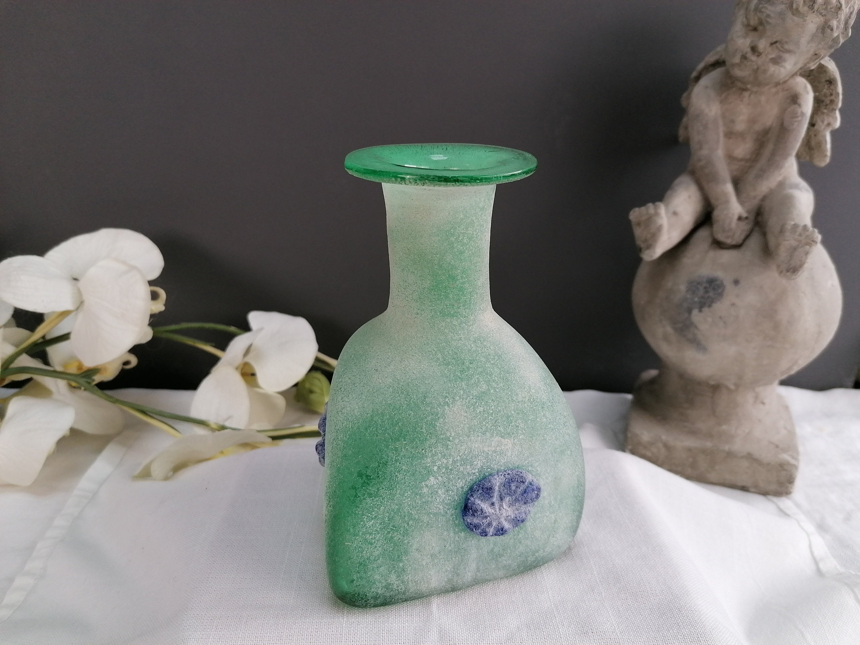 Petit Vase Ancien en Verre Soufflé. Vintage Français, Épais Granité et Orné de Fleurs Verre. Verre S