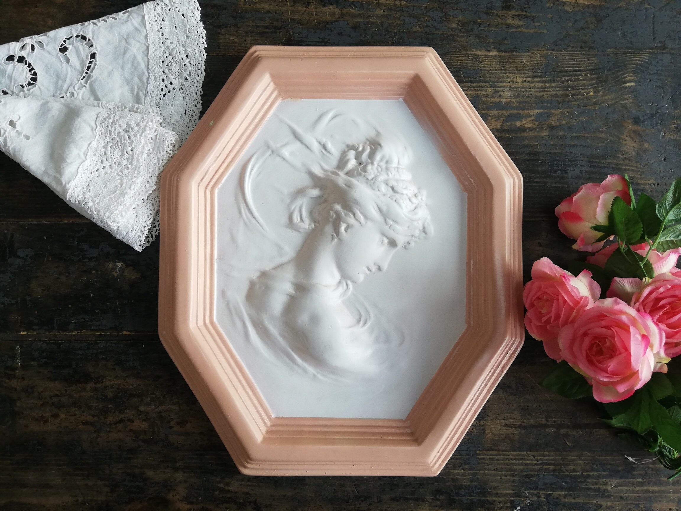 Ancien Médaillon Mural en Plâtre. Cadre Décoratif Vintage Français, Profil d'une Femme à L'antique. 