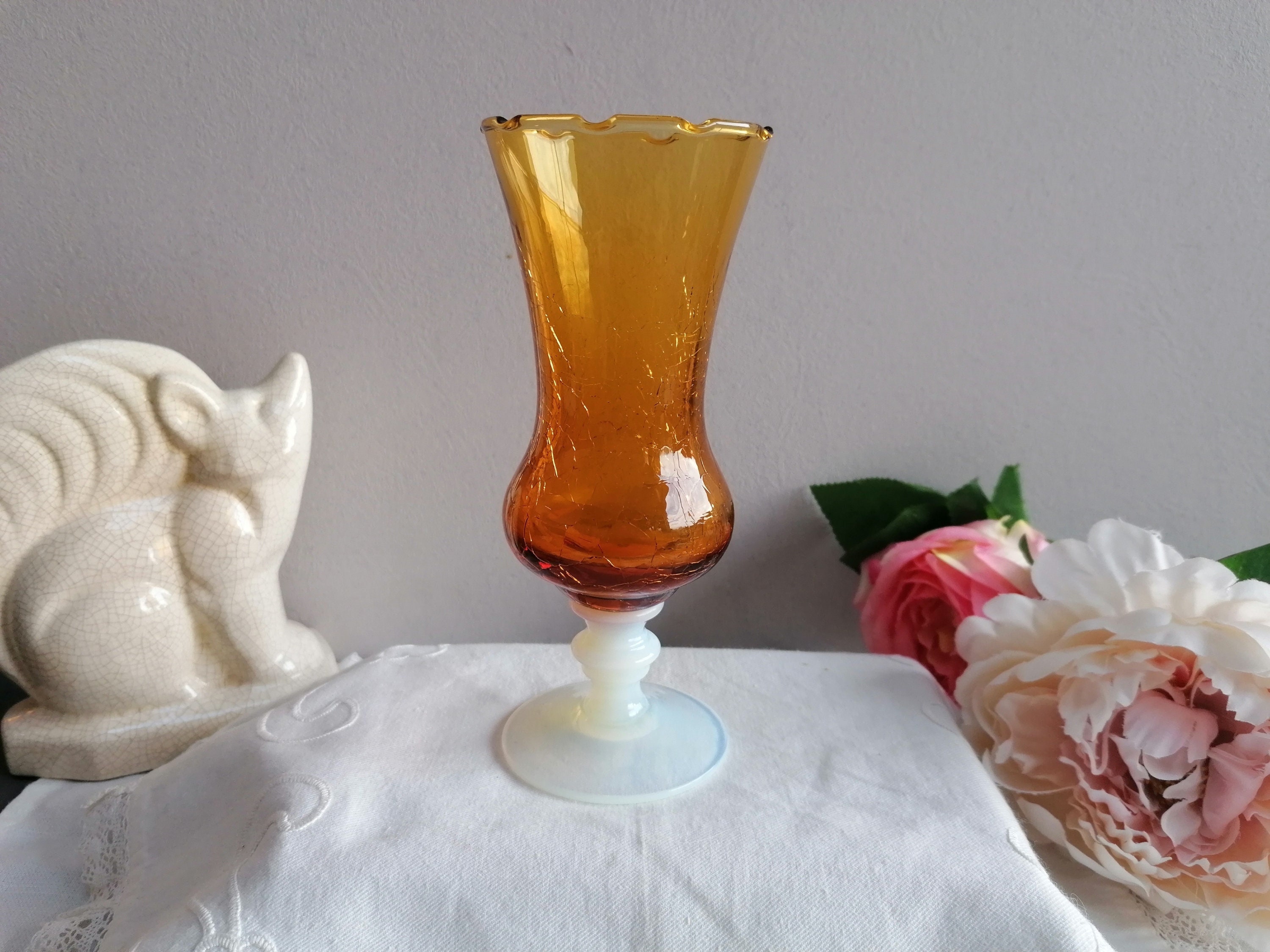 Superbe Petit Vase Ancien en Verre Craquelé Jaune et Pied Opaline. Vase Forme de à Pied, d'une Grand