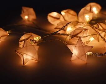 Lucine stellari origami di carta Brownfolds; Stringa luminosa a 20 LED da 2 metri, alimentata a batteria, con pop star decorative fatte a mano