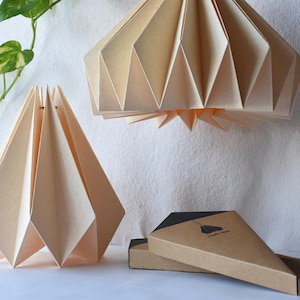 Paralume origami in carta Brownfolds Light Peach; confezione doppia Vanilla Bliss