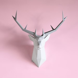 Trofeo da parete in carta fai da te Brownfolds; decorazione da parete con testa di cervo origami; modelli di carta pretagliati e segnati