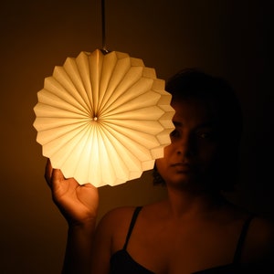 Abajur Ferris White Paper Origami da Brownfolds; luminária de mesa e pendente 2 em 1