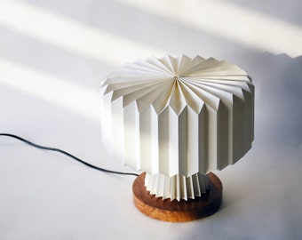 Lampe de table Brownfolds en origami blanc ; Abat-jour en papier MerryGo avec base en bois de teck