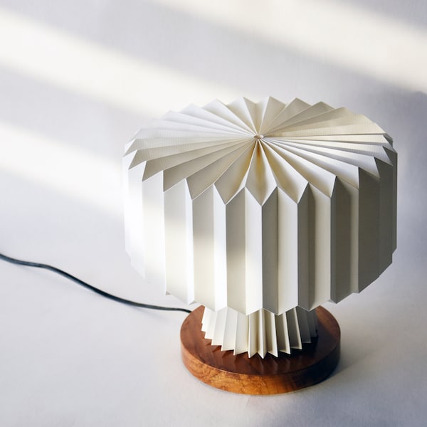 Lampe de table Brownfolds en origami blanc ; Abat-jour en papier MerryGo avec base en bois de teck