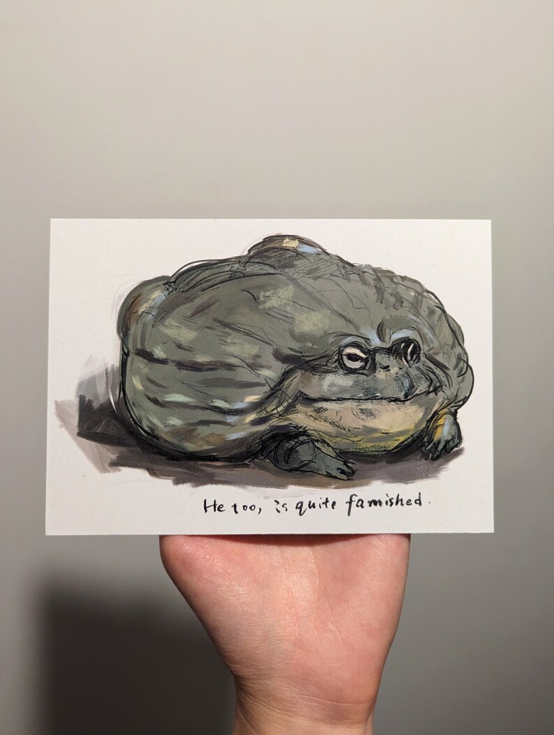 Pu&ograve; includere: Illustrazione disegnata a mano di una grande rana grigia con la bocca leggermente aperta, su sfondo bianco. La rana &egrave; il punto focale, con la scritta "He too, is quite famished" sotto. L'opera d'arte ha uno stile abbozzato.