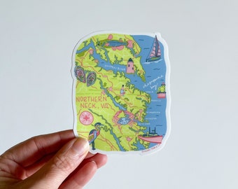Könnte beinhalten: Ein Aufkleber mit einer Karte des Northern Neck von Virginia, in einem blauen, grünen und gelben Farbschema. Die Karte enthält einen Leuchtturm, ein Segelboot und einen Reiher. Der Text "NORTHERN NECK, VA" ist auf dem Aufkleber gedruckt.