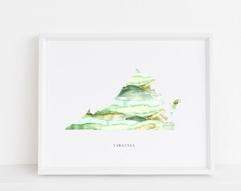 Pode incluir: Uma pintura em aquarela do estado da Virgínia em tons de verde e amarelo. A pintura é emoldurada em uma moldura branca e a palavra "VIRGINIA" é impressa abaixo da imagem.