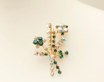 Vintage 1940s Kristall Brosche – Smaragd & Aurora Borealis Blumenbouquet