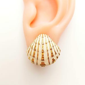 Pendientes vintage de concha de los años 80 con clip: esmalte blanco y tono dorado.
