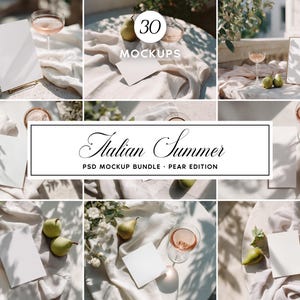 Peut inclure: Un collage de maquettes avec des poires, des verres de vin rosé et des cartes vierges sur un tissu blanc. Le texte "Italian Summer PSD Mockup Bundle - Pear Edition" est affiché dans un cadre rectangulaire. L'image a une esthétique lumineuse et aérée.