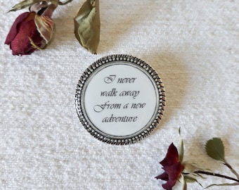 Spilla "Onyx & Ivory" - citazione I never walk away from a new adventure
