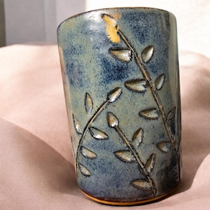Gobelet en céramique fait main | Coupe en poterie bleue à empreinte de feuille de botanique
