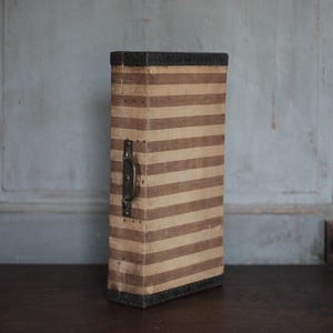 Vintage Aufbewahrungsbox, stoffbezogener Holzkoffer mit Verstärkungen, antiker Reisekoffer, Truhe, Aufbewahrung, Dekoration