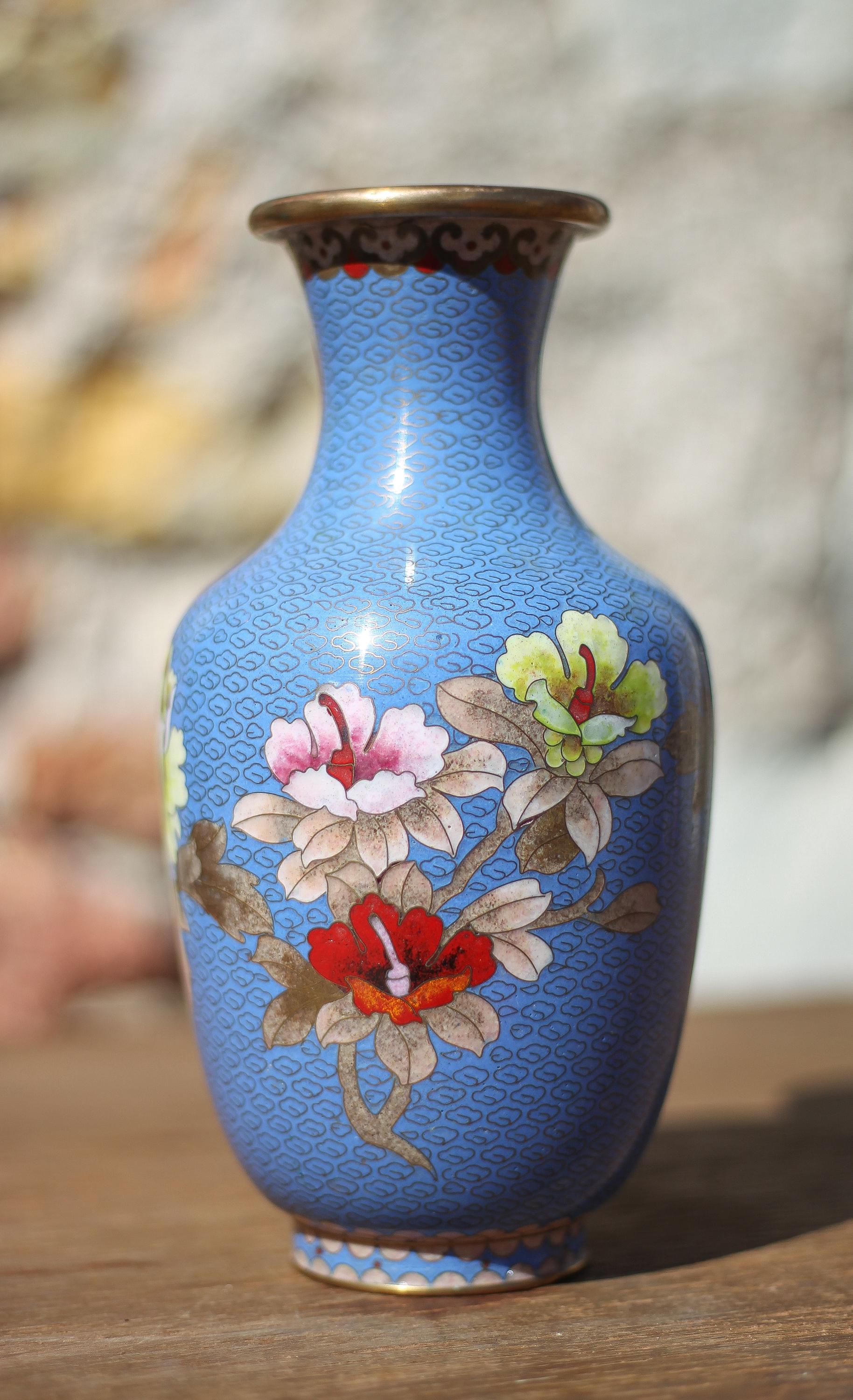 青いエナメルと花のモチーフが施されたヴィンテージの中国製七宝焼き