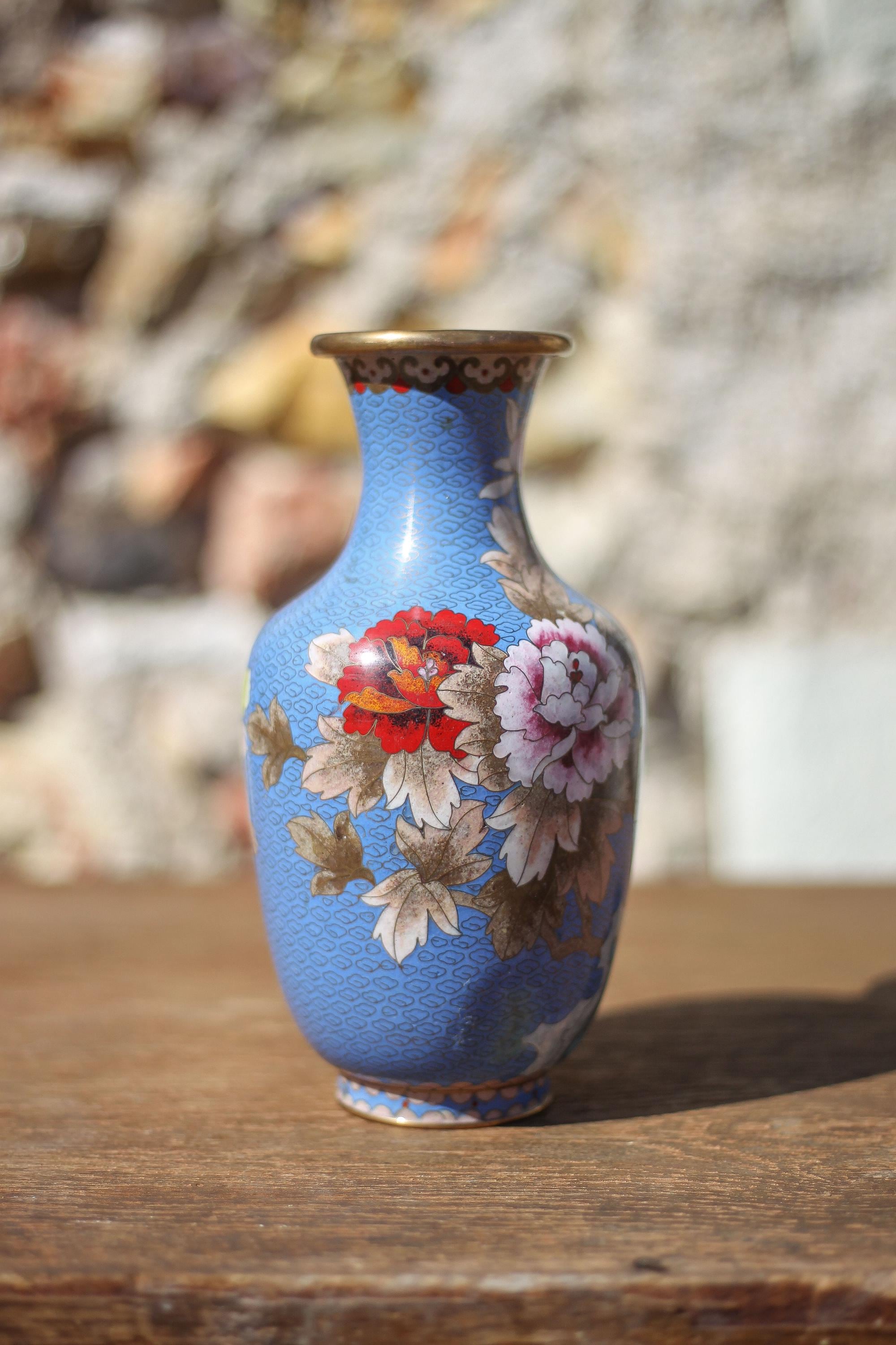 青いエナメルと花のモチーフが施されたヴィンテージの中国製七宝焼き