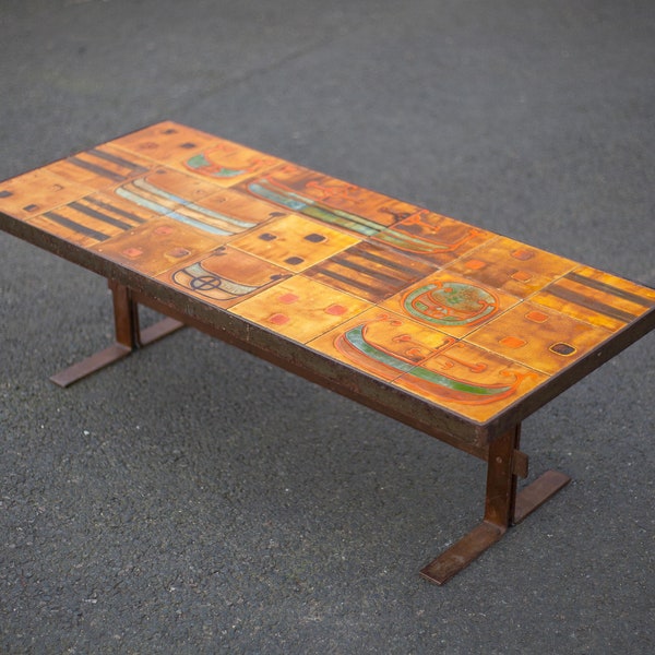 Table basse années 70 carrelée orange motifs pirogues brutaliste, pieds acier, table vintage, rétro, déco intérieur