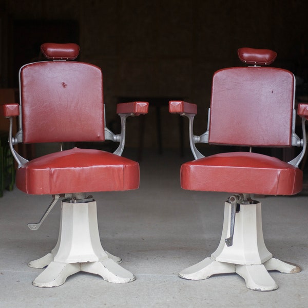 Paire de fauteuils de barbier années 30, fauteuil de coiffeur vintage, fauteuil art nouveau, skaï rouge, 30's