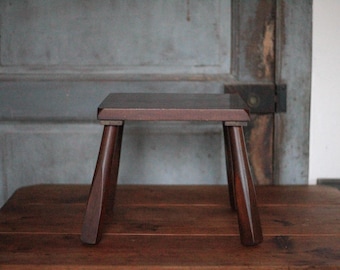 Banqueta brutalista de madeira, banqueta vintage com detalhes decorativos, suporte para plantas, decoração de interiores, banqueta
