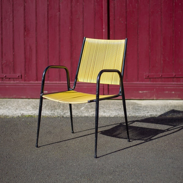 Fauteuil scoubidou, fauteuil métal noir et fils plastiques jaune, chaise vintage, rétro, rockabilly, déco intérieur, 50's