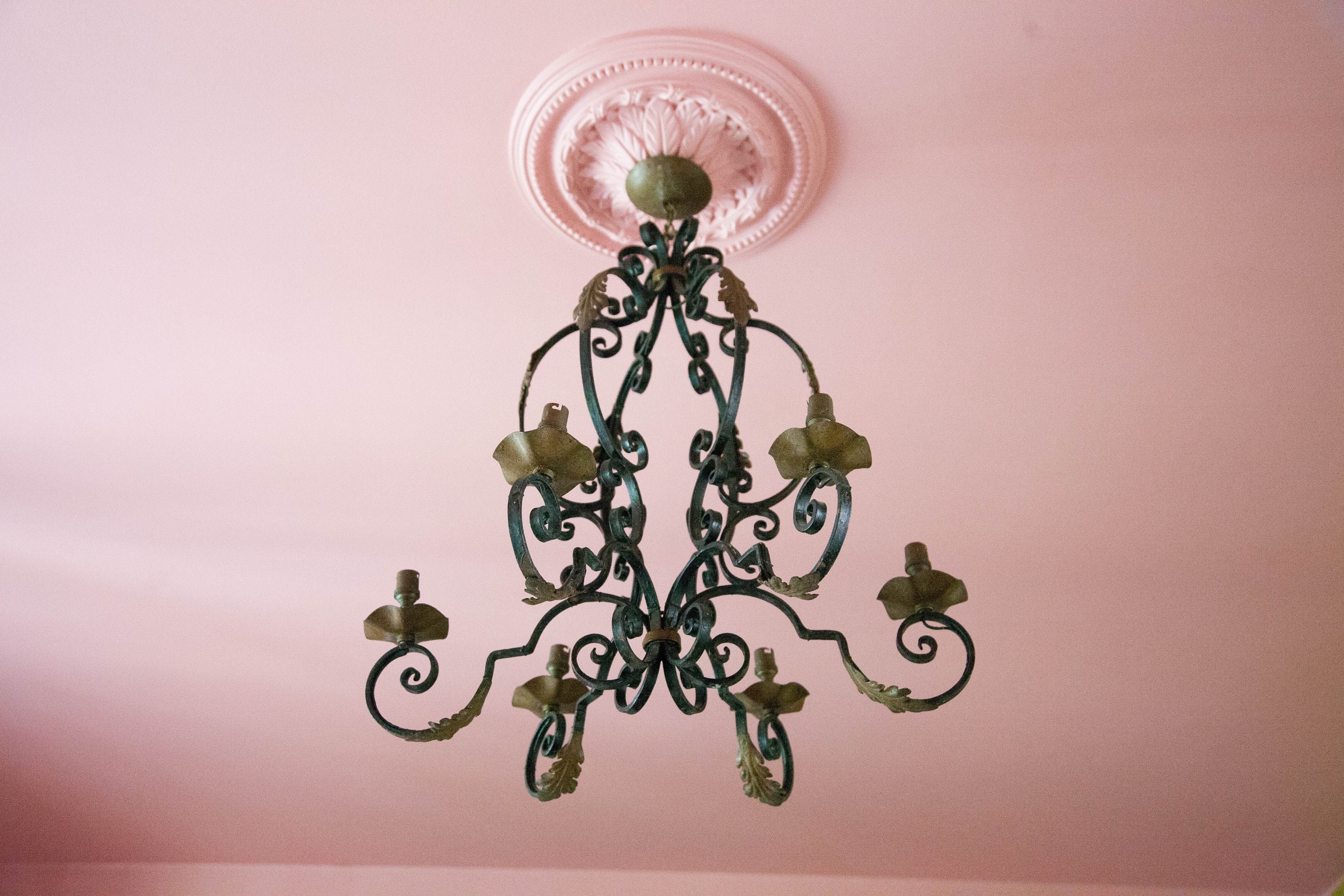 Plafonnier avec diffuseurs en forme de fleur