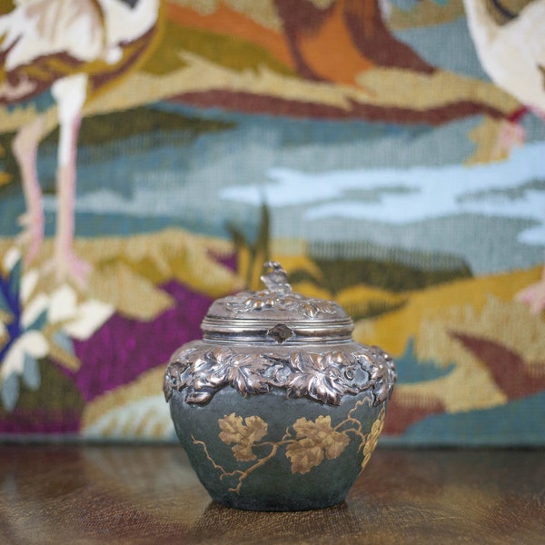 Pot à biscuit signé Victor Saglier, seau à biscuit pate de verre motifs feuille de vigne, bonbonnière, biscuit jar