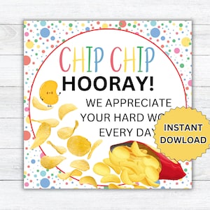 Op de afbeelding: Een printbaar bord met een kleurrijke stippenachtergrond en een rode cirkel met de tekst "Chip Chip Hooray! We appreciate your hard work every day."  Er is een cartoon-chip met een glimlachend gezicht en een zak chips die eruit valt.