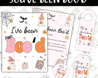 Può includere: Una collezione di stampabili a tema Halloween con la frase "You've Been Boo'd". Il design include fantasmi, zucche e pipistrelli. Le parole "I've been Boo'd" sono in rosa e arancione. Include un appendino per porta, un'etichetta e le istruzioni.