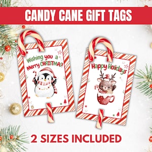 Op de afbeelding: Twee printbare kerstcadeau-etiketten met een pingu&iuml;n en een rendier. De etiketten zijn ontworpen om aan snoepstokken te worden bevestigd. De tekst op de etiketten luidt "Wishing you a Merry Christmas!" en "Happy Holidays".