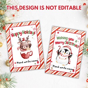 Op de afbeelding: Twee printbare kerstcadeau-etiketten met een rendier en een pingu&iuml;n. De etiketten hebben een rode en witte candy cane-streepjesachtergrond met de tekst "Prettige feestdagen" en "Ik wens je een vrolijk kerstfeest!" De etiketten hebben ruimte voor een handgeschreven naam.