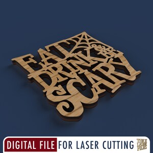 Op de afbeelding: Een houten uitsnijding met de tekst "Eat Drink & Be Scary" met een spinnenwebontwerp. Dit is een digitaal bestand voor lasersnijden.