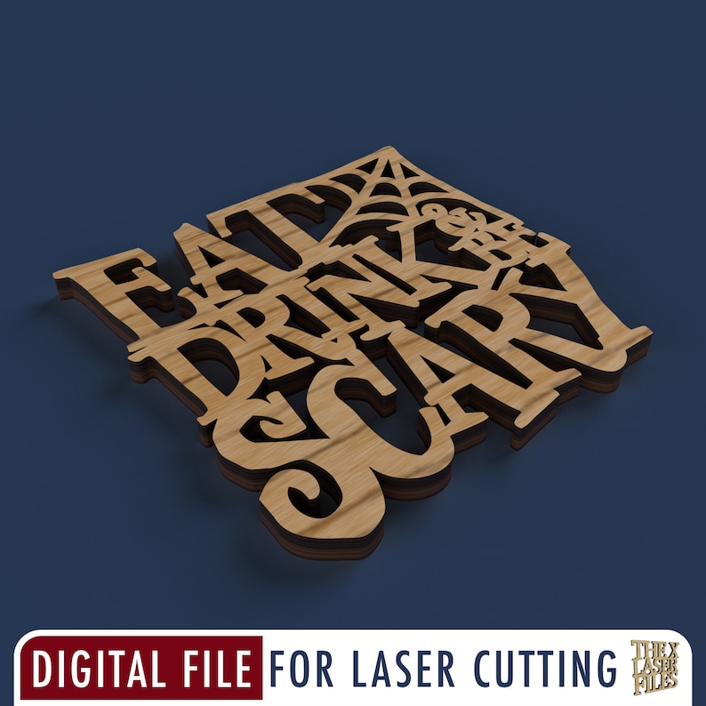 Op de afbeelding: Een houten uitsnijding met de tekst "Eat Drink & Be Scary" met een spinnenwebontwerp. Dit is een digitaal bestand voor lasersnijden.