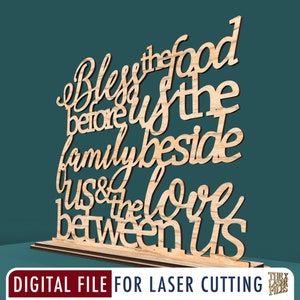 Op de afbeelding: Een houten bord met de tekst "Bless the food before us, the family beside us & the love between us". Het bord is ontworpen voor lasersnijden.