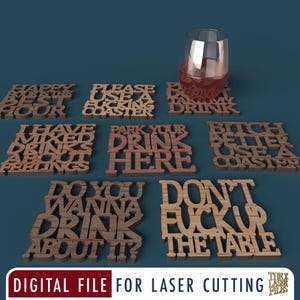 以下が含まれることがあります： Please Use A Fucking Coaster、Park Your Drink Here、Don't Fuck Up The Tableなどのフレーズがレーザーカットされた8枚の茶色の木製コースターセット。赤い液体が入ったグラスと共に、ダークブルーの背景の上に配置されています。