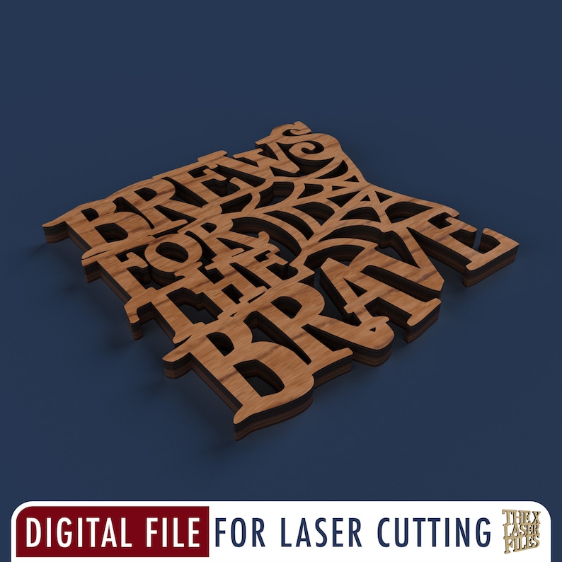 Op de afbeelding: Een houten uitsnijding met de tekst "Brews for the Brave" in een decoratief lettertype. De uitsnijding is ontworpen voor lasersnijden en heeft een spinnenwebontwerp.