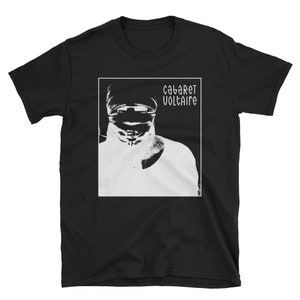 Puede incluir: Camiseta negra con un gráfico blanco de una persona con una máscara y el texto "Cabaret Voltaire".