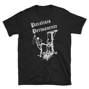Puede incluir: Camiseta negra con texto blanco que dice "Paralisis Permanente" y un gr&aacute;fico de un esqueleto pateando una guillotina.