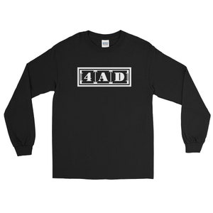Może przedstawiać: Czarny T-shirt z długim rękawem z białym nadrukiem tekstu "4AD" w prostokątnym ramce.