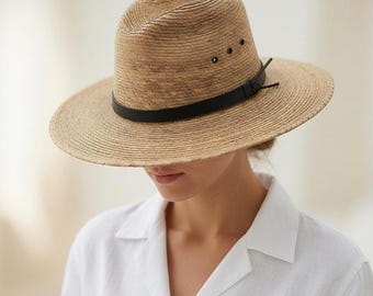 手作りの麦わら帽子、赤い花柄のヴィンテージレザーバンド付き