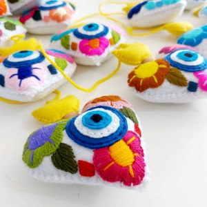 amuleto a forma di cuore con occhio di Allah / cuore sacro