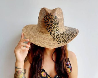 Chapeau de paille peint à la main/ chapeau de paille avec motif léopard peint