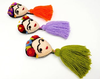 Geborduurde Frida Kahlo-pompom: handgemaakt ornament met kwastje