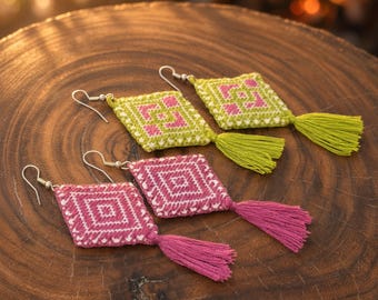 Brincos pendentes com borla bordada, feitos à mão no México.
