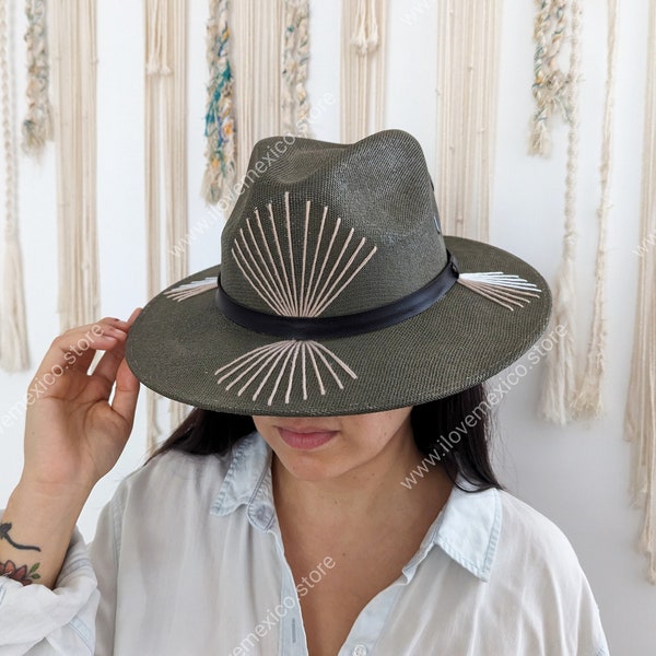 Sombrero mexicano con decoración bordada.