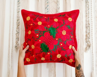 ポインセチアの刺繍入り枕カバー。クリスマスの装飾用クッションカバー