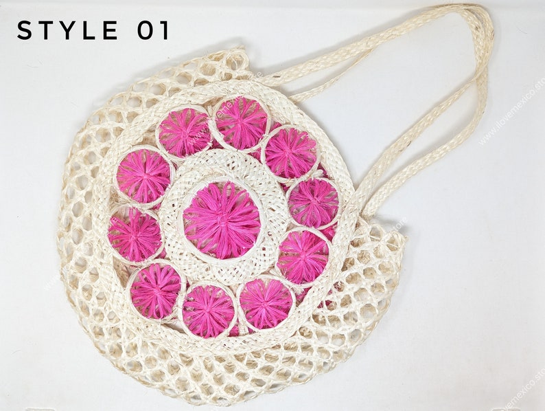 Pu&ograve; includere: Una borsa a rete rotonda color bianco sporco con due lunghi manici e un pannello circolare centrale decorato con accenti floreali a forma di stella di colore rosa acceso. Il testo STYLE 01 &egrave; stampato in nero nell'angolo in alto a sinistra.