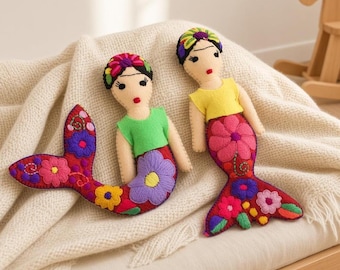 Muñeca Frida Sirena Floral Bordada a Mano de México