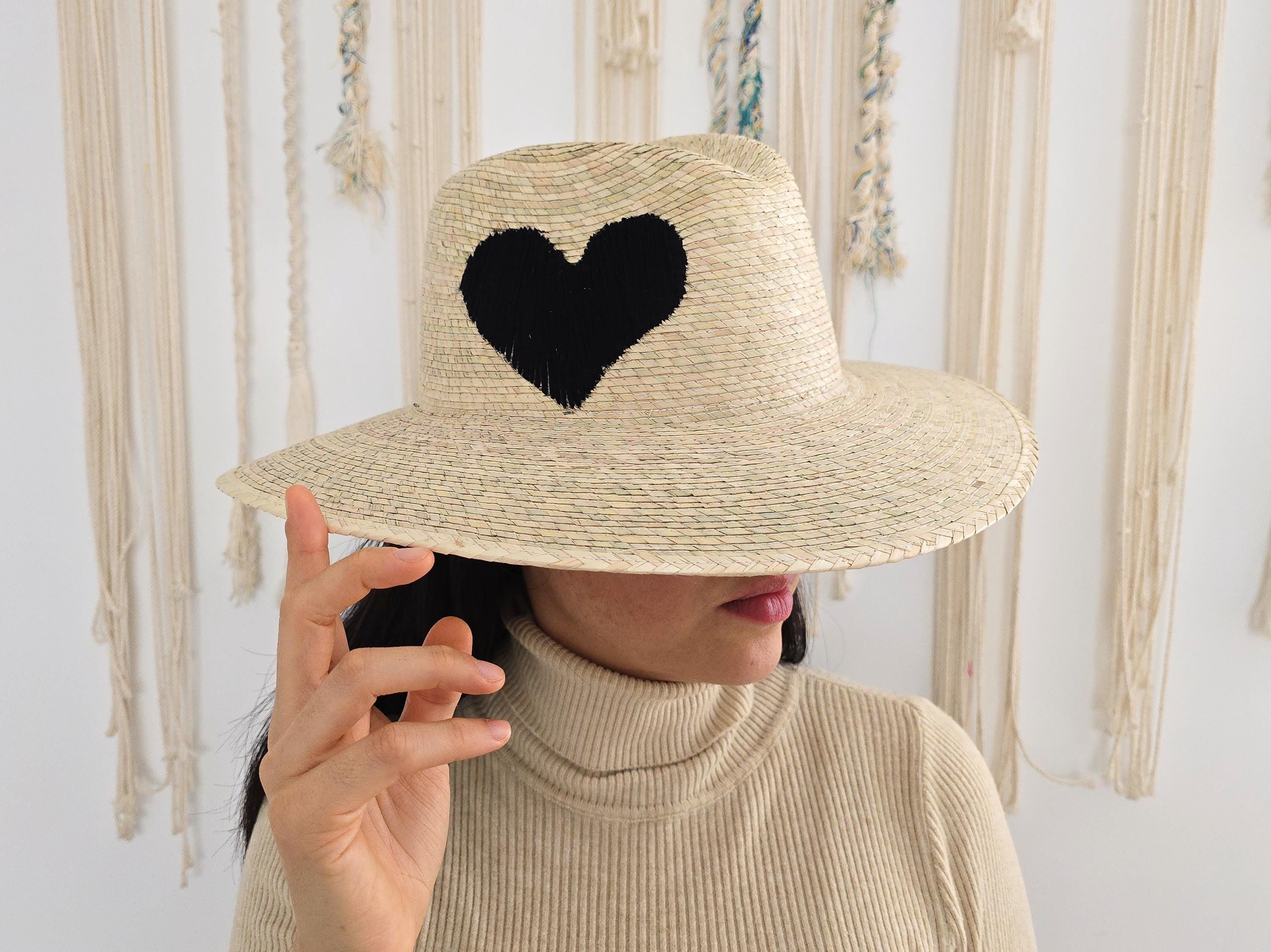 手作りの刺繍入り麦わら帽子：ハート柄のメキシカンサマーハット