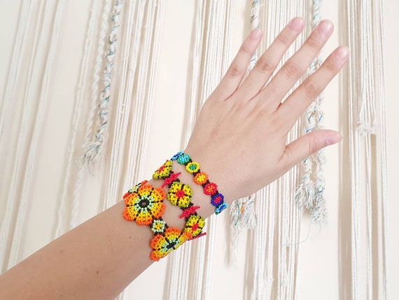 Bulk Daisy Flower Seed Bead Bracelet - Choose Your Favorite String Color! 10 Bracelets (-10%)